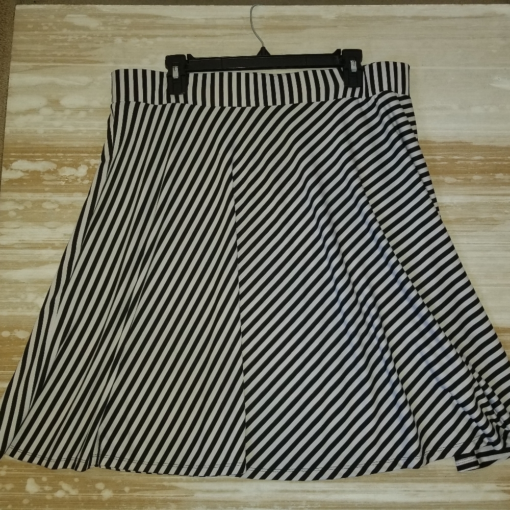 Cato XL Black & White Striped skirt